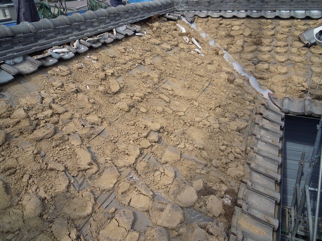 瓦を撤去した後の土